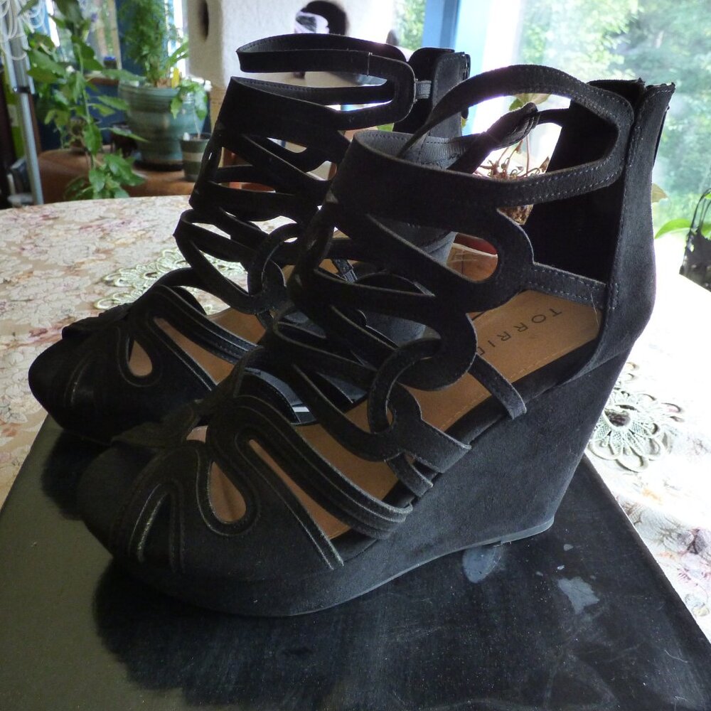 TORRID GOTH VAMPIRE BLACK LASER CUTOUT PLATFORM WEDGE SZ 8.5W PLUS BOHO GYPSY - Picture 2 of 5